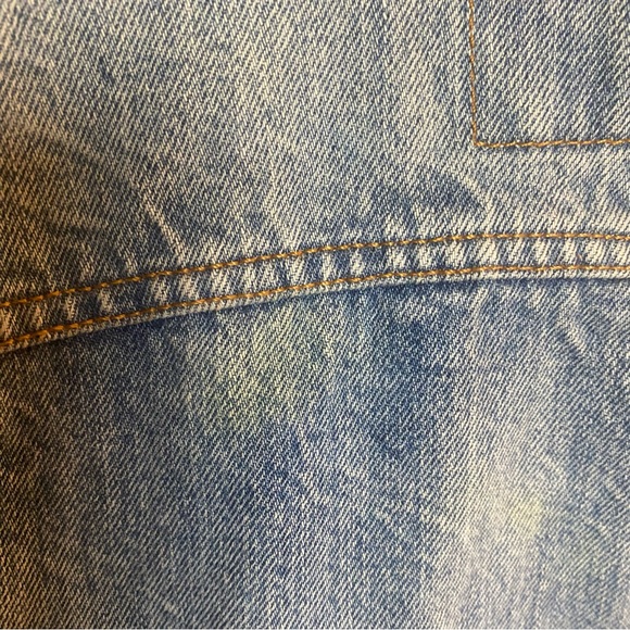 Levis stonewashed denim jacket. - Picture 3 of 5